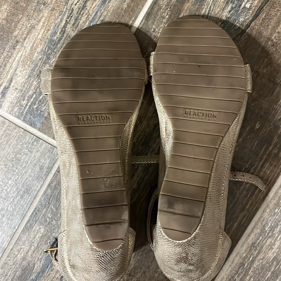 Kenneth Cole Reaction gold wedge sandals.  Like new condition. - Picture 5 of 6
